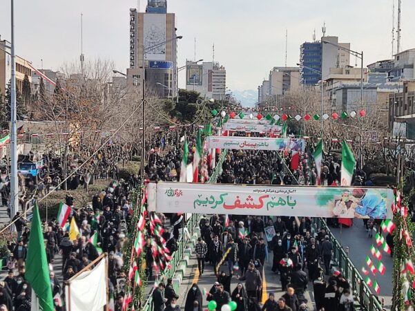 مردم با حضور پرشور در راهپیمایی ۲۲ بهمن توطئه‌های دشمن را خنثی کردند