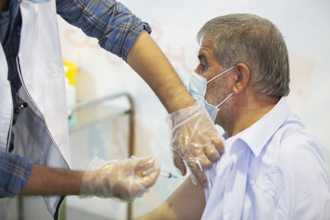 دکتر جوکار اقدام به دریافت واکسن ایرانی برکت کرد
